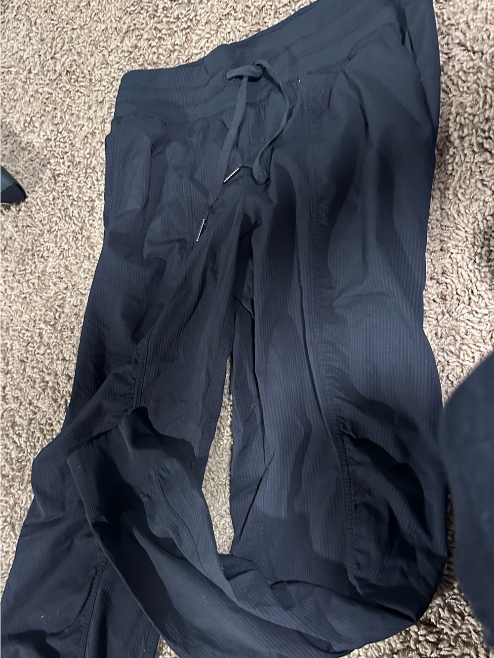 Lululemon mid-rise studio jogger 
Black